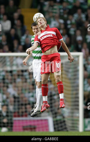 Gary Caldwell von Celtic fordert Spartak Moskaus Roman Pavlyuchenko während des Champions League Third Qualifying Round Second Leg Match in Celtic Park, Glasgow, heraus. Stockfoto