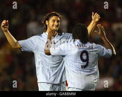 Rolando Bianchi von Manchester City feiert das zweite Tor mit Emile Mpenza beim Carling Cup Second Round Spiel in Ashton Gate, Bristol. Stockfoto