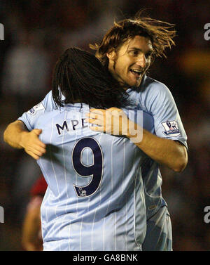 Rolando Bianchi von Manchester City feiert das zweite Tor mit Emile Mpenza beim Carling Cup Second Round Spiel in Ashton Gate, Bristol. Stockfoto