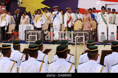 Der Herzog von York steht, während der König von Malaysia seine Ehrenwache vor der Parade zum 50. Jahrestag der Unabhängigkeit Malaysias in der Hauptstadt Kulal-Lumpur inspiziert. Stockfoto