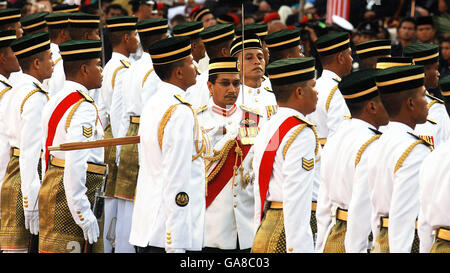 Der König von Malaysia inspiziert seine Ehrenwache vor der Parade zum 50. Jahrestag der Unabhängigkeit Malaysias in Kuala Lumpur, während eines Besuchs des Herzogs von York. Stockfoto