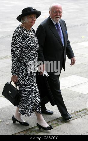 Sir Richard Attenborough und seine Frau Sheila SIM kommen zum Erntedankgottesdienst für das Leben von Diana, Prinzessin von Wales, in der Guards' Chapel in London an. DRÜCKEN SIE VERBANDSFOTO. Bilddatum: Freitag, 31. August 2007. Prinz William und Prinz Harry organisierten den Erntedankgottesdienst, um dem Leben ihrer Mutter am zehnten Todestag zu gedenken. Siehe PA DIANA Geschichten. Das Foto sollte lauten:Lewis Whyld/PA Wire Stockfoto