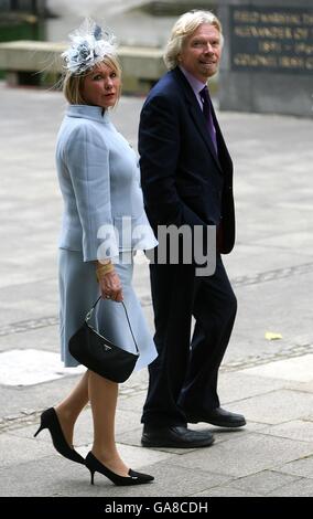 Sir Richard Branson und seine Frau Joan kommen zum Erntedankgottesdienst für das Leben von Diana, Prinzessin von Wales, in die Guards' Chapel, London. DRÜCKEN SIE VERBANDSFOTO. Bilddatum: Freitag, 31. August 2007. Prinz William und Prinz Harry organisierten den Erntedankgottesdienst, um dem Leben ihrer Mutter am zehnten Todestag zu gedenken. Siehe PA DIANA Geschichten. Das Foto sollte lauten:Lewis Whyld/PA Wire Stockfoto