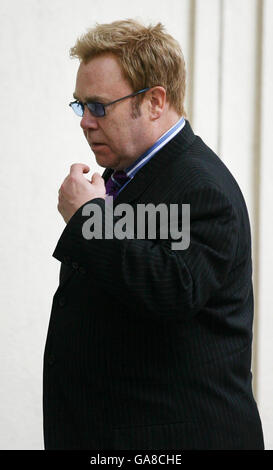 Sir Elton John kommt zum Erntedankgottesdienst für das Leben von Diana, Prinzessin von Wales, in die Guards' Chapel, London. Stockfoto