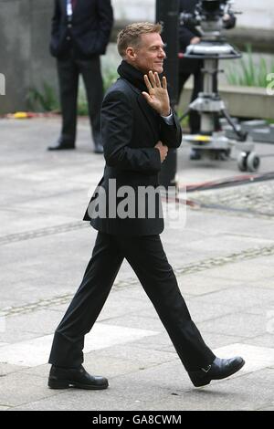 Bryan Adams kommt zum Thanksgiving-Gottesdienst für das Leben von Diana, Prinzessin von Wales, in der Guards' Chapel in London an. DRÜCKEN Sie VERBANDSFOTO. Bilddatum: Freitag, 31. August 2007. Prinz William und Prinz Harry organisierten den Erntedankgottesdienst, um dem Leben ihrer Mutter am zehnten Todestag zu gedenken. Siehe PA DIANA Geschichten. Der Bildnachweis sollte lauten:Lewis Whyld/PA Wire Stockfoto
