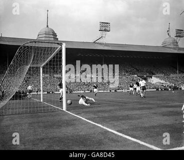 Der Engländer Jimmy Greaves (r) schießt eines seiner drei Tore gegen den schottischen Torwart Frank Haffey (3. L), beobachtet von den Teamkollegen Bryan Douglas (l) und Bobby Charlton (3. R) und den Schottlands Eric Caldow (2. L), Bob McCann (4. L), Pat Quinn (4. R) und Bobby Shearer (2. R) Stockfoto