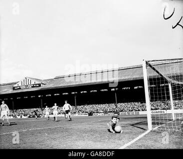 Fußball - Football League Division One - Fulham / Manchester United. Manchester United Torwart Alex Stepney (r) macht einen Tauchgang sicher Stockfoto