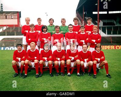 Mannschaftsgruppe Manchester United: (Hintere Reihe, l-r) Ian Ure, Alan Gowling, Jimmy Rimmer, Alex Stepney, Brian Kidd, Steve James. (Mittlere Reihe, l-r) Paul Edwards, George Best, David Sadler, John Aston, Francis Burns, Carlo Sartori. (Erste Reihe, l-r) Tony Dunne, Denis Law, Willie Morgan, Bobby Charlton, Pat Crerand, Nobby Stiles, John Fitzpatrick Stockfoto