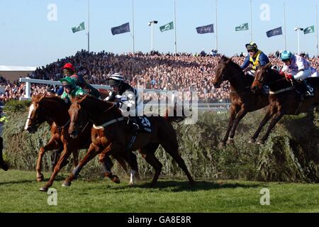 Pferderennen Sie - Martell Grand National Meeting - Aintree Stockfoto