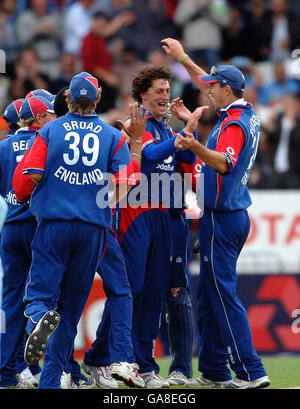 England Bowler Jon Lewis (Mitte) feiert das Dickicht des indischen Schlagmanns Sachin Tendulkar während der Fünften NatWest One Day International in Headingley, Leeds. Stockfoto