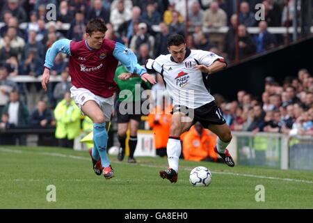 Fußball - FA Barclaycard Premiership - Fulham gegen West Ham United. West Ham United's Michael Carrick (l) und Fulham's Steed Malbranque (r) kämpfen um den Ball Stockfoto