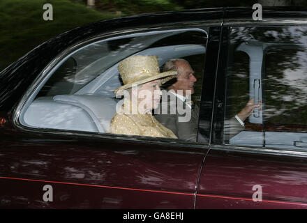 Die britische Königin Elizabeth II. Und der Herzog von Edinburgh kommen zur Crathie Kirche in Crathie Kirk, Aberdeenshire, um an der Sonntagspredigt teilzunehmen. Stockfoto