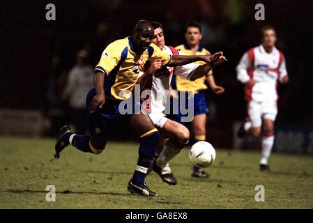 Fußball - AXA FA Cup - Dritte Runde - Rotherham United gegen Southampton. Richard Barker von Rotherham United (r) kämpft mit Paul Williams von Southampton (l) Stockfoto