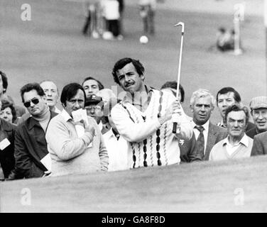 Golf - Bob Hope Classic - Moor Park. Tony Jacklin chips aus einem Bunker Stockfoto