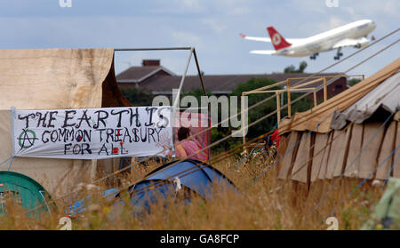 Demonstranten gegen eine dritte Start- und Landebahn am Flughafen Heathrow gründen ihr Lager. Stockfoto