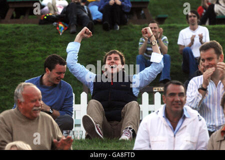 Tennis - Wimbledon Championships 2007 - Erster Tag - All England Club. Fans jubeln von Henman Hill während der All England Lawn Tennis Championship in Wimbledon. Stockfoto