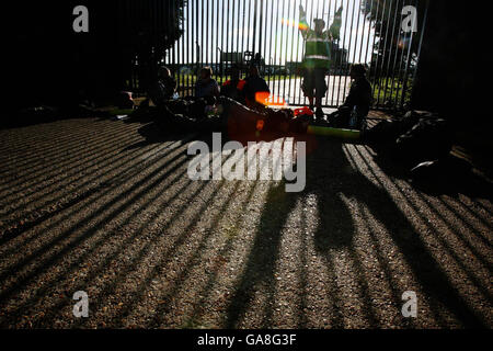 Klimalager in Heathrow. Eine Gruppe von Klimademonstranten ketteten sich vor dem Flughafen Biggin Hill in Kent zusammen. Stockfoto