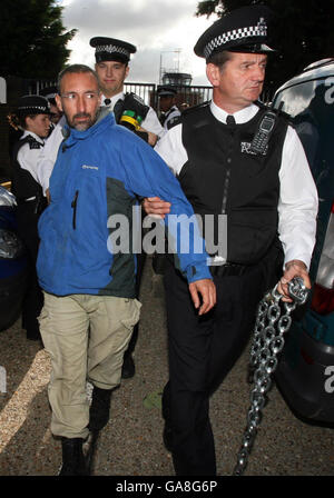 Die Polizei verhaftete einen Mann, nachdem sich eine Gruppe von Demonstranten zum Klimawandel vor dem Flughafen Biggin Hill in Kent zusammengekettet hatte. Stockfoto