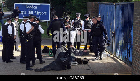 Die Polizei entfernt Demonstranten, nachdem sich eine Gruppe von Klimademonstranten vor dem Flughafen Biggin Hill in Kent angekettet hatte. Stockfoto