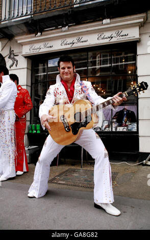 Elvis Presley-Imitator Elvis Shmelvis tritt vor dem Elvisly Yours, Memorabilia Shop in der Baker Street, im Zentrum von London, auf, um den 30. Todestag des Rock and Roll Stars zu markieren. Stockfoto