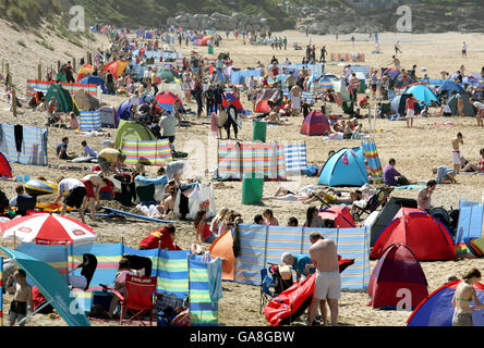 Urlauber genießen die Sonne am Fistral Beach in Newquay. Stockfoto