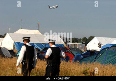 Die Polizei patrouilliert im Klimalager in Sipson in der Nähe des Flughafens Heathrow. Stockfoto