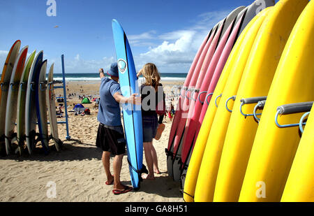 Newquay - Fistral Beach. Surfschule am Fistral Beach in Newquay. Stockfoto