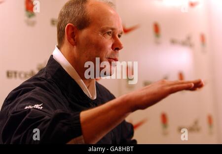 Lloyds TSB Six Nations Rugby- England Team Ankündigung, Schottland zu spielen.. England Trainer Clive Woodward kündigt seine Mannschaft an, um Schottland bei der Eröffnung der Lloyds TSB Six Nations Championships zu begegnen. Stockfoto