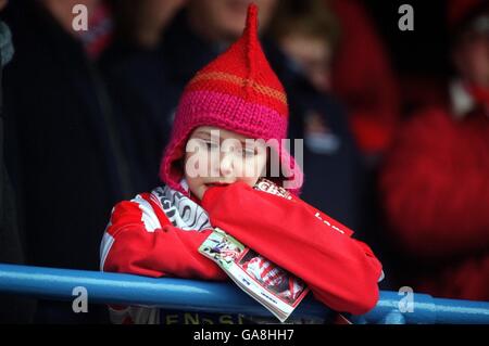 Fußball - AXA FA Cup - vierte Runde - Cheltenham Town / Burnley. Ein junger Cheltenham Town-Fan beobachtet das Spiel Stockfoto