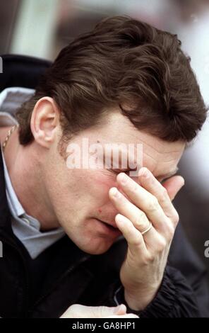 Fußball - AXA FA Cup - vierte Runde - Cheltenham Town / Burnley. Steve Cotterill, Stadtmanager von Cheltenham, bedeckt sein Gesicht, während seine Seite zugibt Stockfoto