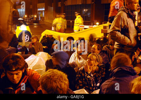 Eine Gruppe von Demonstranten sitzt vor einem BAA-Gebäude in der Nähe des Flughafens Heathrow, während der Protest heute Abend fortgesetzt wird. Stockfoto