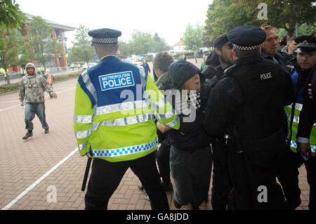 Die Polizei verwehrte Demonstranten aus dem Klimalager, die vor den Büros der BAA in Heathrow demonstrieren. Stockfoto