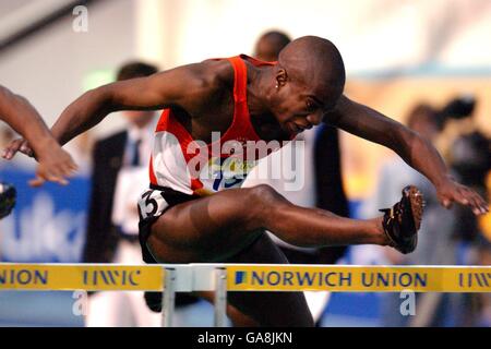 Leichtathletik - Norwich Union AAA Indoor Championships - Cardiff. Nathan Palmer tritt in den 60-m-Hürden der Männer an. Stockfoto