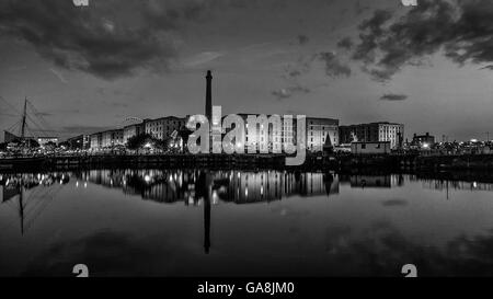 Albert Dock bei Abenddämmerung Nachtansicht über Canning Dock Liverpool England UK-Monochrom Stockfoto