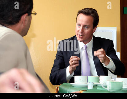 Der konservative Führer David Cameron spricht mit leitenden medizinischen Mitarbeitern in ihrer Kantine während eines Besuchs im Sandwell General Hospital, West Bromwich. Stockfoto