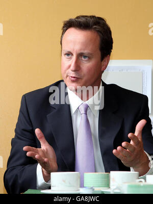 Der konservative Führer David Cameron spricht mit leitenden medizinischen Mitarbeitern in ihrer Kantine während eines Besuchs im Sandwell General Hospital, West Bromwich. Stockfoto