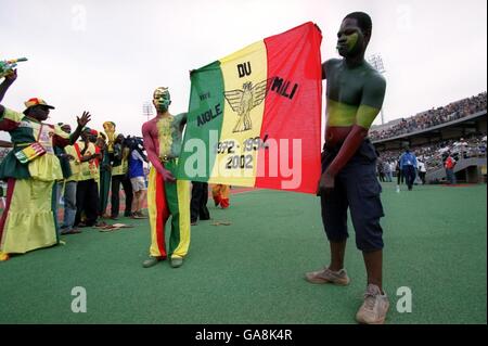 Fußball - African Nations Cup Mali 2002 - Gruppe A - Mali gegen Algerien. Mali-Fans mit ihrer Länderflagge Stockfoto