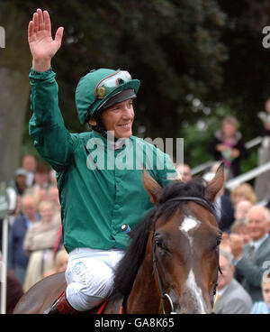 Pferderennen - Ebor Festival - Juddmonte International Day - York Racecourse. Frankie Dettori und Authorized treten nach dem Sieg bei den Juddmonte International Stakes auf der Pferderennbahn in York in die Siegerkapelle ein. Stockfoto