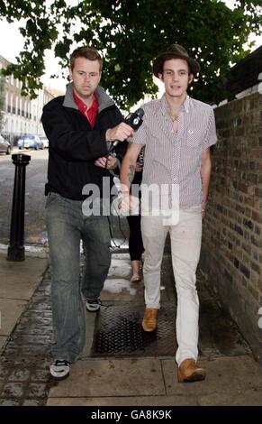 Blake Fielder-Civil (rechts) sah, wie er das Haus von Amy Winehouse im Norden Londons verließ. Stockfoto