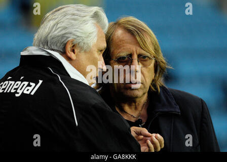 Fußball - International Friendly - Ghana - Senegal - The New Den. Senegals Trainer Henri Kasperczak und Ghanas Trainer Claude Le Roy vor dem Spiel Stockfoto