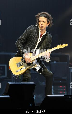 Keith Richards auf der Bühne während der Rolling Stones im Konzert in der O2 Arena in Greenwich, Süd-Ost-London. Stockfoto