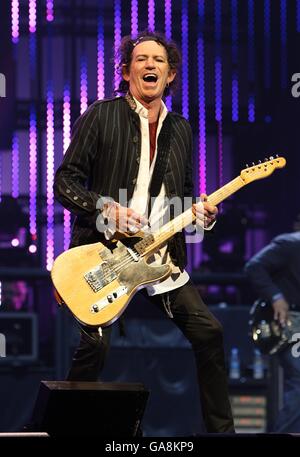 Keith Richards auf der Bühne während des Rolling Stones-Aufführens in der O2 Arena in Greenwich im Südosten Londons. Stockfoto