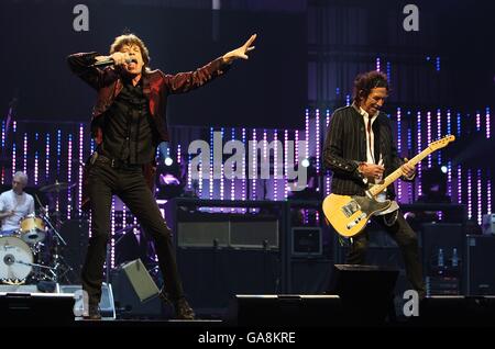 Keith Richards und Mick Jagger (links) auf der Bühne während des Rolling Stones-Auftretens in der O2 Arena in Greenwich im Südosten Londons. Stockfoto