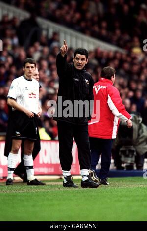 Fußball - FA Barclaycard Premiership - Derby County / Sunderland. Derby County Manager John Gregory leitet seine Spieler von der Seitenlinie aus Stockfoto