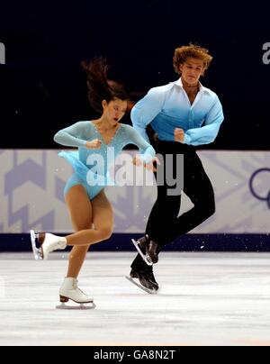 Olympische Winterspiele - Salt Lake City 2002 - Eiskunstlauf - Kostenloses Pairs-Programm. Der US-Amerikaner Kyoko Ina und sein Partner John Zimmerman in Aktion im freien Programm der Paare Stockfoto