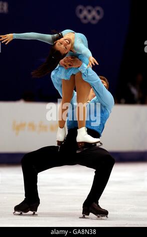 Olympische Winterspiele - Salt Lake City 2002 - Eiskunstlauf - Kostenloses Pairs-Programm. Der US-Amerikaner Kyoko Ina und sein Partner John Zimmerman in Aktion im freien Programm der Paare Stockfoto