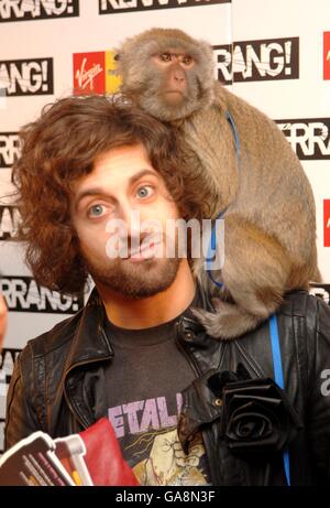 Joe Trohman von Fall Out Boy kommt mit einem Affen für die 2007 Kerrang Awards in der Brauerei, london Stockfoto