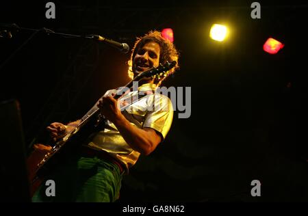 Irwin Sparkes tritt beim Hoosiers-Gig beim V Festival im Hylands Park in Chelmsford, Essex auf. Stockfoto