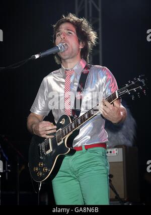 Irwin Sparkes tritt beim Hoosiers-Gig beim V Festival im Hylands Park in Chelmsford, Essex auf. Stockfoto