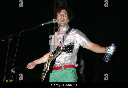 Irwin Sparkes tritt beim Hoosiers-Gig beim V Festival im Hylands Park in Chelmsford, Essex auf. Stockfoto